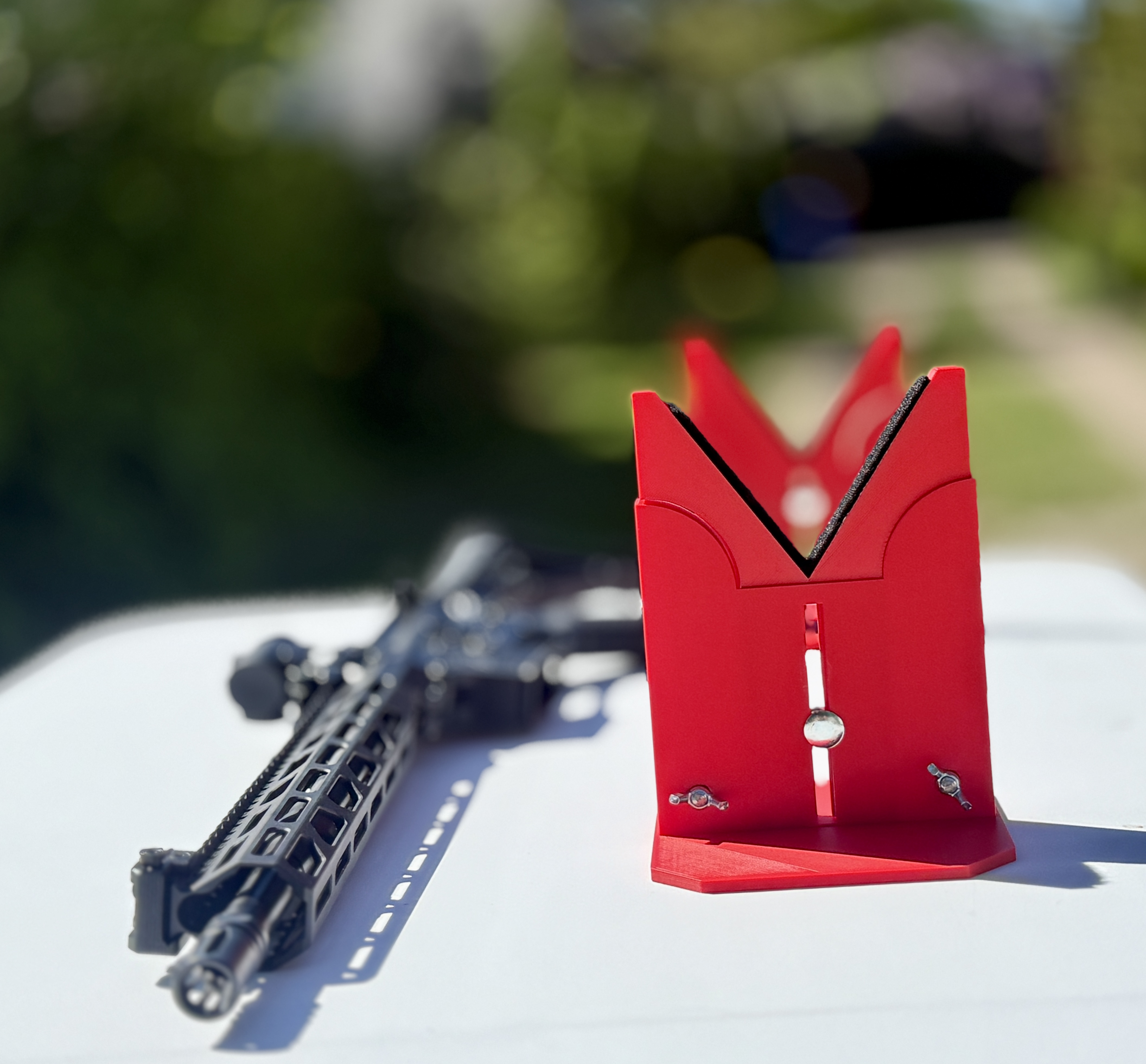 Czerwony stojak na karabin drukowany w technologii 3D